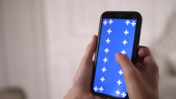 Écran bleu chroma clé smartphone coulissant, défilant de haut en bas avec les doigts. — Video