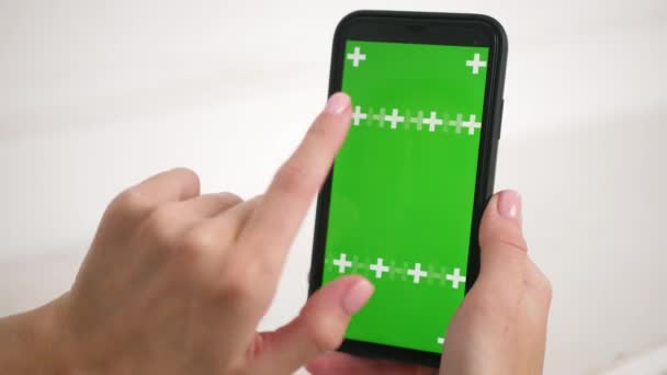 Posuvná zelená obrazovka v aplikaci pro reklamy modelovat chroma klávesy povrch telefonu. — Stock video