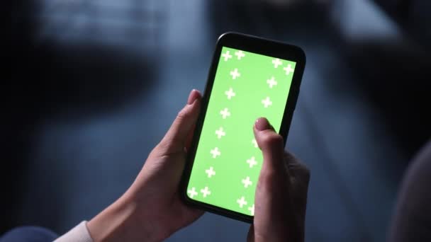 Interagire con lo schermo verde del telefono cellulare per lo spazio pubblicitario sulla superficie. — Video Stock