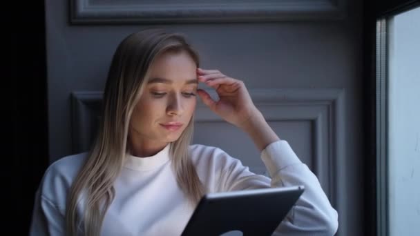 Pensive looking lady portraits. Person holds tablet computer, touches screen. — Stock Video