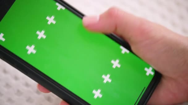 Menggeser layar hijau dalam aplikasi untuk iklan mengejek permukaan telepon kunci kroma. — Stok Video