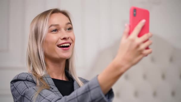 Vrolijke dame gesprekken met de telefoon op online video conferentie via internet app. — Stockvideo