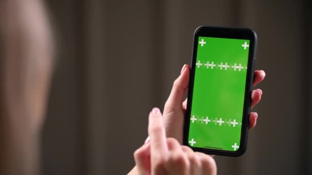 在绿色手机广告应用程序屏幕上向右滑动，触摸，点击. — 图库视频影像