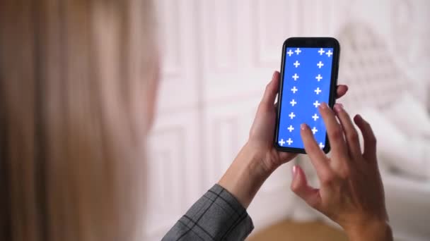 Kék chroma kulcs okostelefon képernyő csúszik, görgetés fel és le ujjaival. — Stock videók