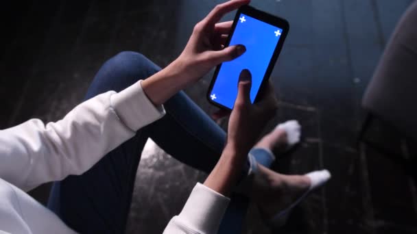 Tocando, ampliando, tocando e deslizando na tela azul do smartphone da chave chroma. — Vídeo de Stock