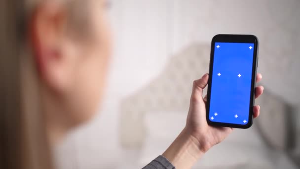 Weibliche Person zoomt mit den Fingern auf der Oberfläche in den blauen Chromakey-Bildschirm ein und aus. — Stockvideo
