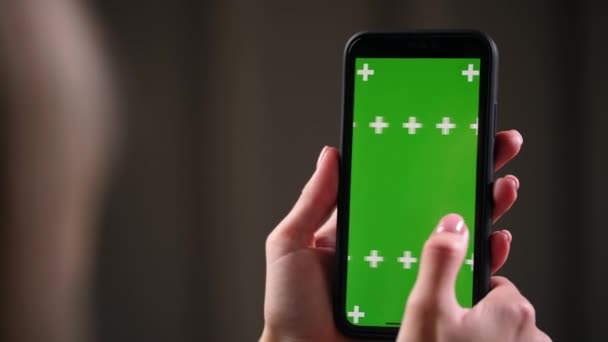 Balayer à gauche à droite sur l'écran de l'application de publicité de téléphone vert, toucher, taper. — Video