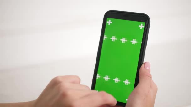 Écran vert coulissant dans l'application pour les annonces maquiller chroma surface du téléphone clé. — Video