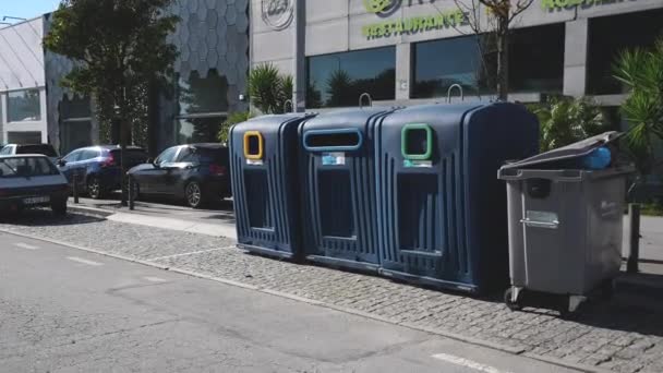 廃棄物リサイクルビン。分離された有機、プラスチック、金属、紙のゴミ. — ストック動画