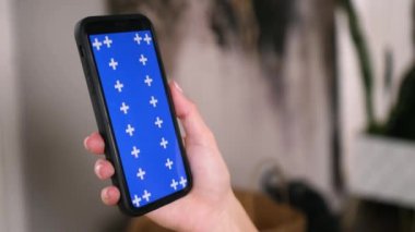 Mavi krom tuşlu akıllı telefon ekranı kayıyor, parmaklarıyla aşağı yukarı kaydırıyor.