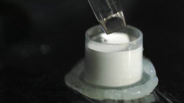 Dövmeci fildişi rengi sıvı boya mürekkebini magnum iğne çubuğuyla makineye yüklüyor.