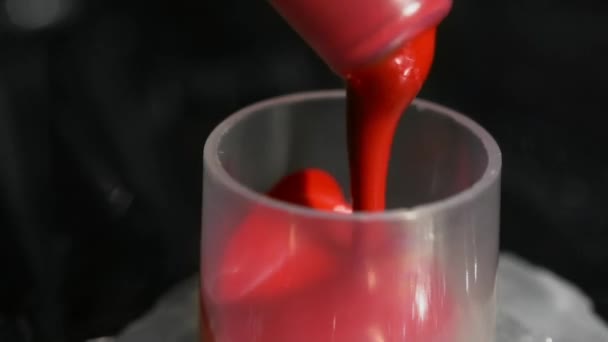 Tätowierer lädt rote Farbe in Kappe mit Vaseline auf Polyethylen fixiert. — Stockvideo