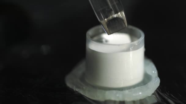 Tatoueur charge l'encre de peinture liquide de couleur ivoire dans la machine avec barre d'aiguille magnum. — Video