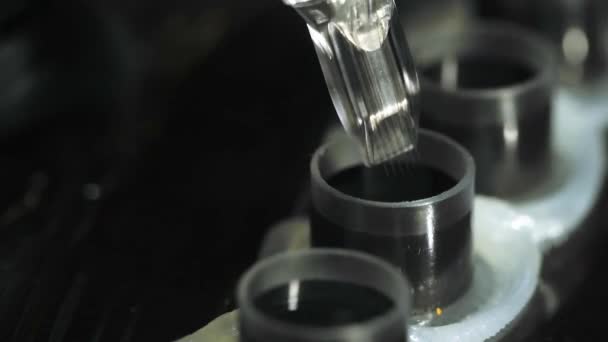 Tätowierer lädt schwarze Farbflüssigkeit in Maschine mit Magnum-Nadelstab. — Stockvideo