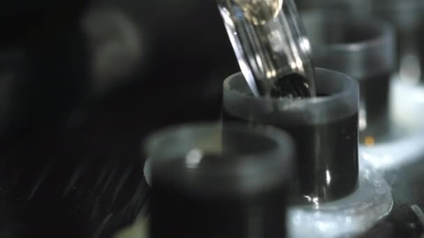 Tätowierer füllt flüssige Farbe in Maschine mit Magnum-Nadelstab. — Stockvideo