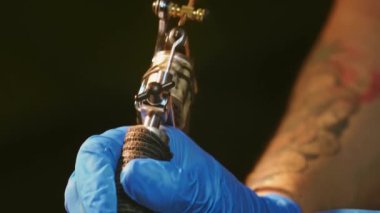 Gerçek eski usul bobin dövme makinesi örümcek deseni doluyor. Retro dövmeli silah..