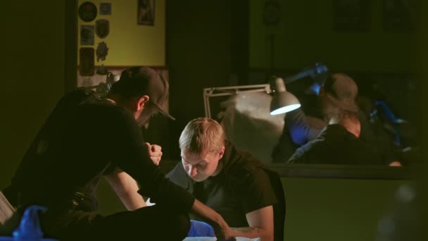 Specialista na mužské lázně pracuje s nohama klientů. Muž zákazník na pedikúře v salonu. — Stock video