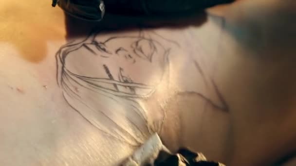 Esboço padrão de tatuagem de retrato de rosto feminino sexy lascivo na caixa torácica. — Vídeo de Stock