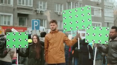 Beyaz ve koyu tenli protestocular yeşil perde pankartlarıyla isyan ettiler..