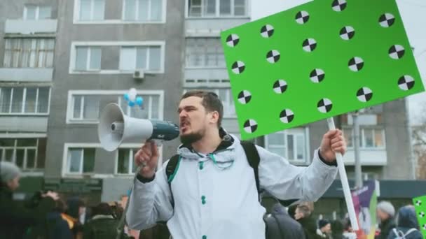 Emotioneel pratende demonstrant, spreekt met megafoon op rally met mockup teken. — Stockvideo