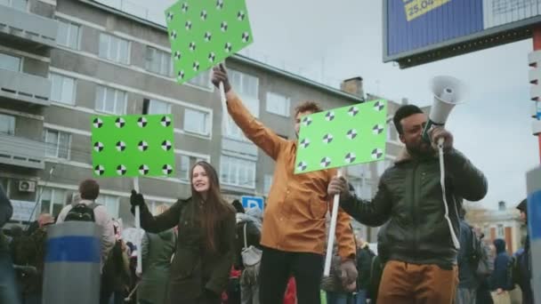 Internationale menigte van het afhalen van mensen bij protest. Chromakey banner bij rally. — Stockvideo