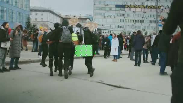 Cosplayers parodia della SWAT che impone l'arresto dell'unità di uomo con banner greenscreen. — Video Stock