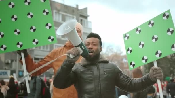 Siyahi hayatları ilgilendiren politik bir toplantı. Sancaklı, megafonlu aktivistler. — Stok video