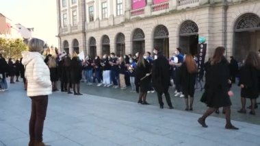 Şarkı söylemek, ilahiler söylemek üniversite öğrencilerinin kabul töreninde birinci ve son sınıf öğrencileri.