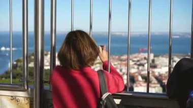 Lizbon şehir manzaralı kadın turist filmleri Kral İsa 'nın anıtından.