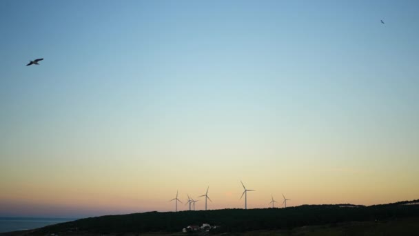 Elektrický turbínový motor, udržitelný obnovitelný zdroj energie. Větrný mlýn. — Stock video