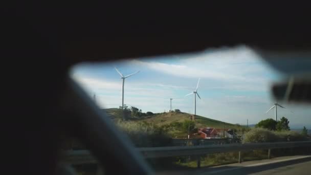 Moinho de vento eléctrico, turbinas eólicas. Energia sustentável alternativa verde para automóveis — Vídeo de Stock