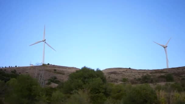 グリーンエネルギー源、持続可能な発電。効率的な風車. — ストック動画