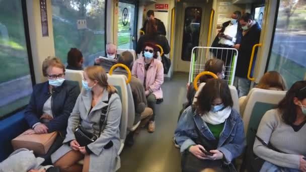 Metro trein tijdens de coronavirus epidemie. Portugese mannen en vrouwen in gezichtsmaskers. — Stockvideo