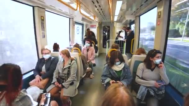 Europees openbaar vervoer tijdens covid 19 pandemie. Mensen met gezichtsmaskers. — Stockvideo