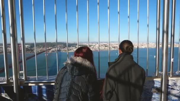 Jonge familie paar op observatiedek van Christus de Koning standbeeld in Lissabon. — Stockvideo