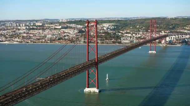 Lizbon 'da asma köprü, Ponte 25 de Abril. Modern mimari simgesi. — Stok video