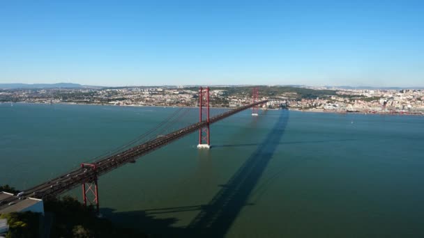 Puente colgante en Lisboa, Ponte 25 de Abril. Monumento a la arquitectura moderna. — Vídeo de stock
