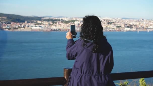 Film turis di telepon melihat sungai Tagus. Perempuan pelancong dengan smartphone. — Stok Video
