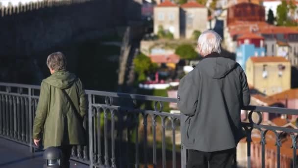 Un cuplu de bătrâni împreună în vacanţă. Mergând pe Ponte de Dom Luis I. — Videoclip de stoc