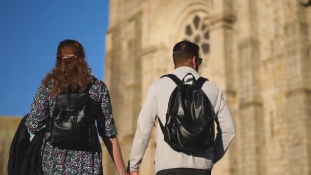 Пара туристів у місті Порту. Підійшовши до собору, тримаючись за руки.. — стокове відео