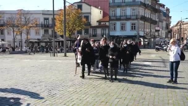 Diákok fekete köpenyben sétáló utcákon az egyetemi avatási rituálé alatt. — Stock videók