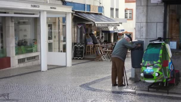 Bezmocný starší muž pomalu kráčel s pomocí dvou holí. staré slabé nohy. — Stock video