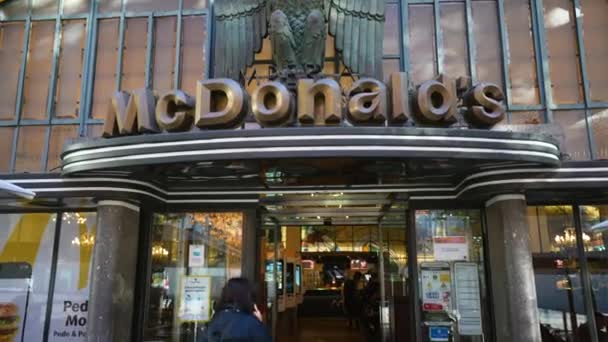 Restaurante McDonalds logotipo estilizado no edifício à moda antiga. Integração da marca — Vídeo de Stock