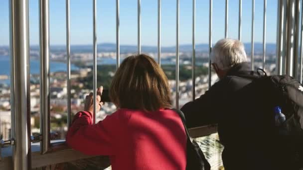 Pareja familiar de viejos viajeros pasa tiempo de vacaciones juntos en Cristo Rei deck. — Vídeos de Stock