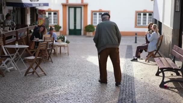 Idősek, akiknek lábegészségügyi problémáik vannak. Kemény lépések még két sétapálcával is. — Stock videók