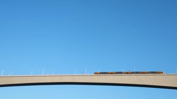 Europejskie pociągi elektryczne poruszają się koleją mostową w Porto, Portugalia. — Wideo stockowe