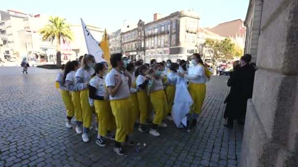 Cantando estudiantes de primer año y estudiantes de último año en capas negras durante el ritual de iniciación. — Vídeos de Stock