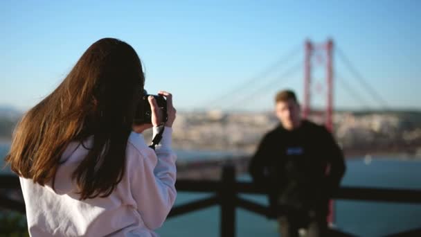 Kobieta fotograf robi zdjęcia fotograficzne męskiego turysty. Podróżująca rodzina — Wideo stockowe