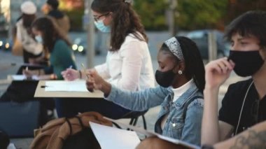 Afrika kökenli siyahi kadın sanat fakültesi öğrencisi pratik olarak şehir çizimi çiziyor