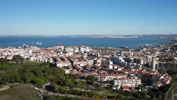 Pohled z panoramatu na řeku Tagus a hlavní město Portugalska - Lisabon. — Stock video